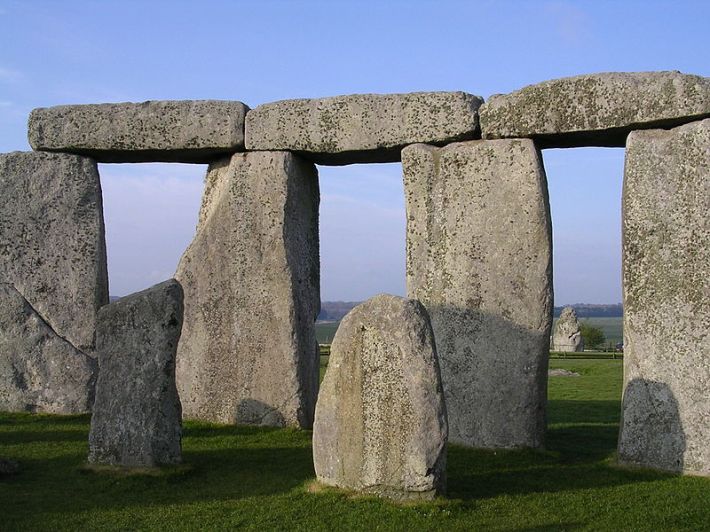800px-stonehenge_inside_facing_ne_april_2005