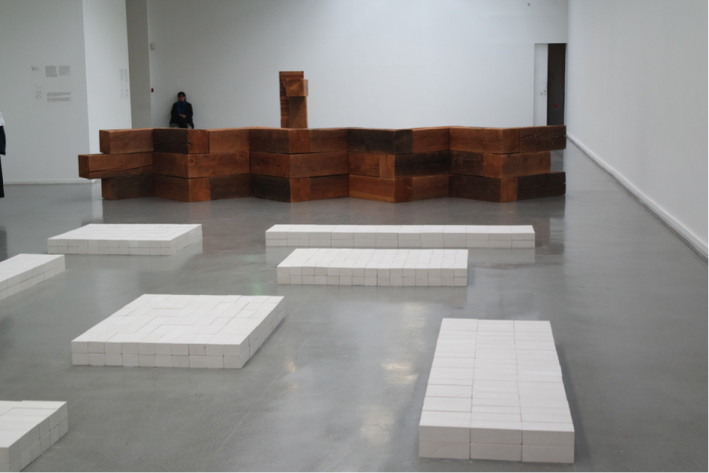 exposition-carl-andre-mam-paris-sculpture-labyrinthe-bloc-blanc-bois-zigzag